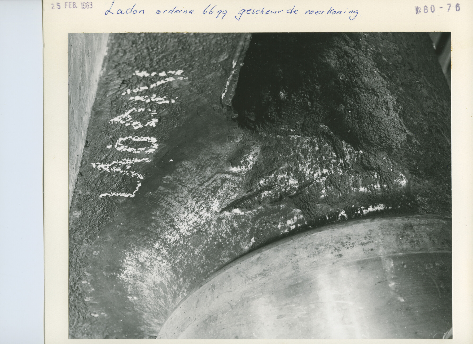 S.5444(4031)1; Gescheurde tussenas van het simplex- balansroer van de Ladon; foto