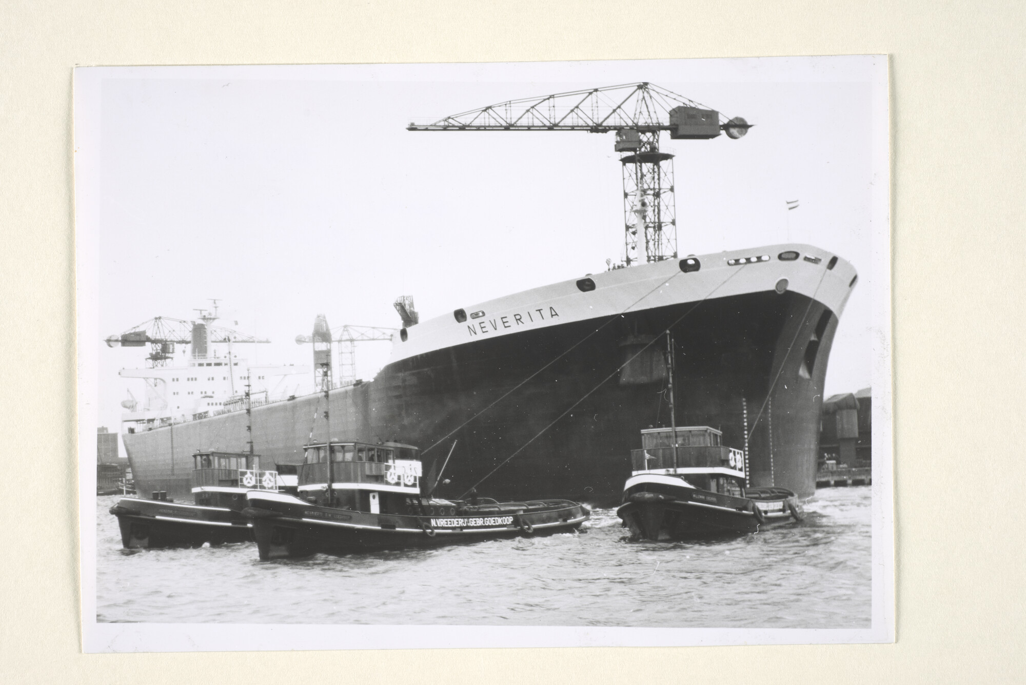 1997.1407; De supertanker 'Neverita' van Shell tankers wordt door zes sleepboten van Rederij Goedkoop van de afbouwkade getrokken voor de proefvaart, januari 1968; foto