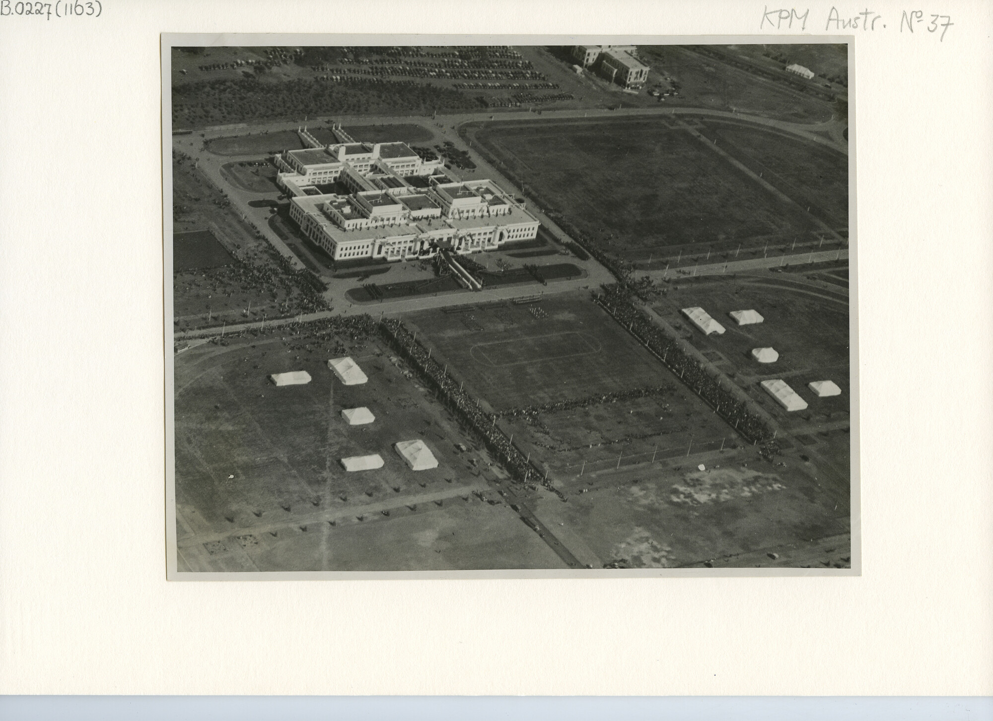 B.0227(1163); Luchtfoto van het nieuwe parlementsgebouw te Canberra (Australië); foto