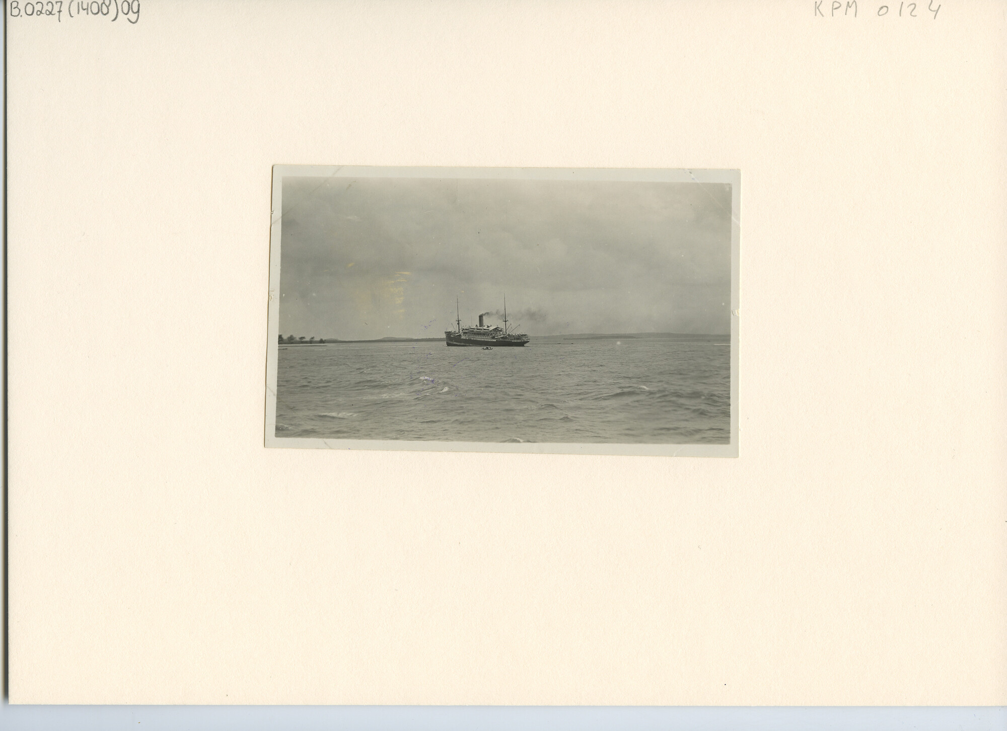 B.0227(1408)09; Foto van de berging van het passagiersschip ss. Tasman; foto