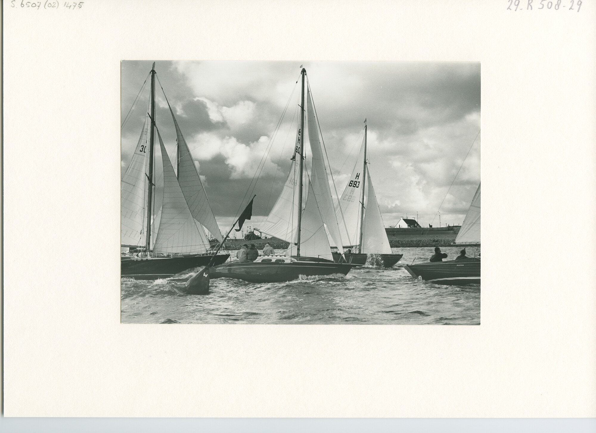 S.6507(02)1475.04; Zwart-wit foto van deelnemers aan zeilwedstrijden voor Den Helder, georganiseerd door de KMJC; foto