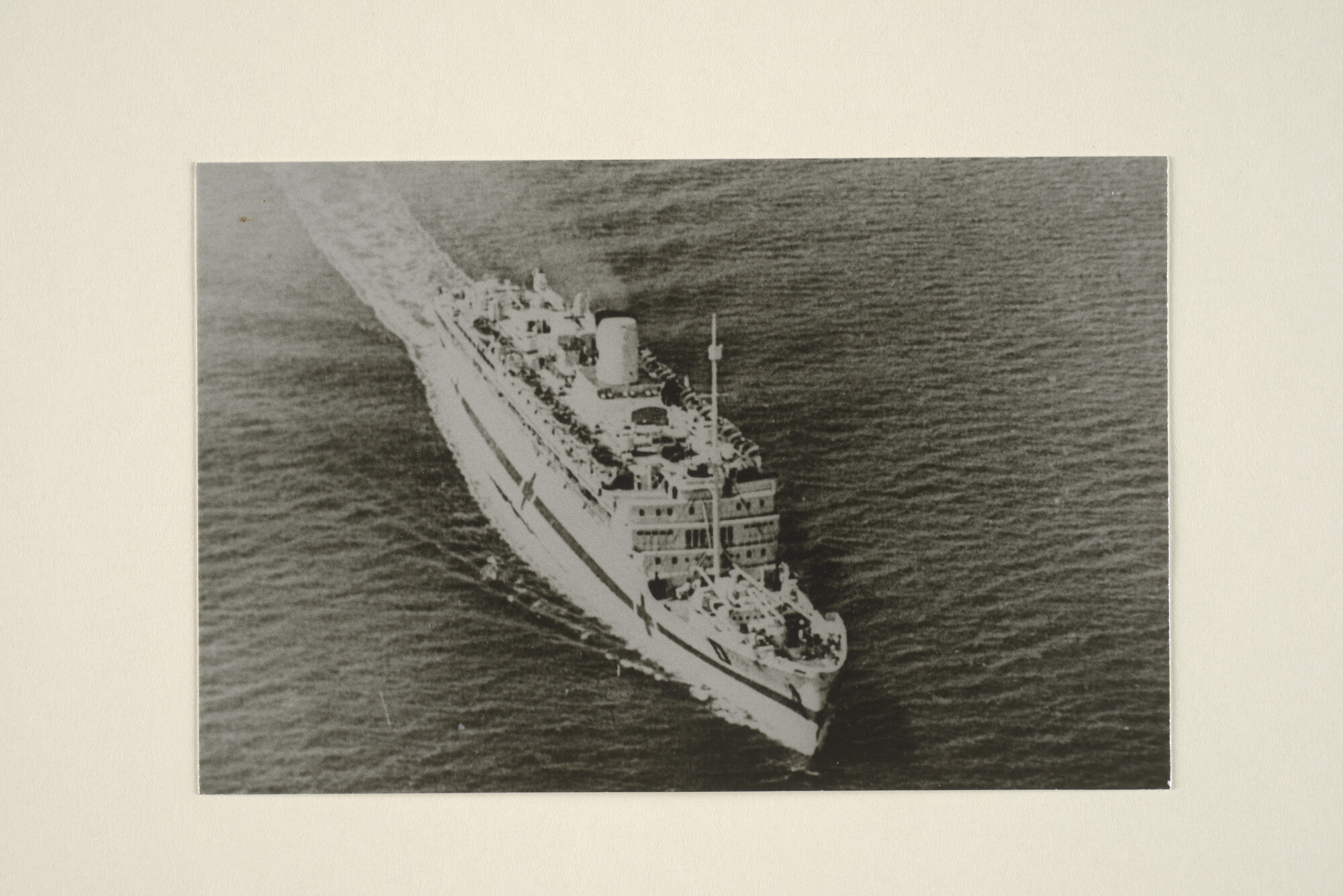 1995.5025; Luchtfoto van het hospitaalschip ms. 'Oranje' op zee; foto