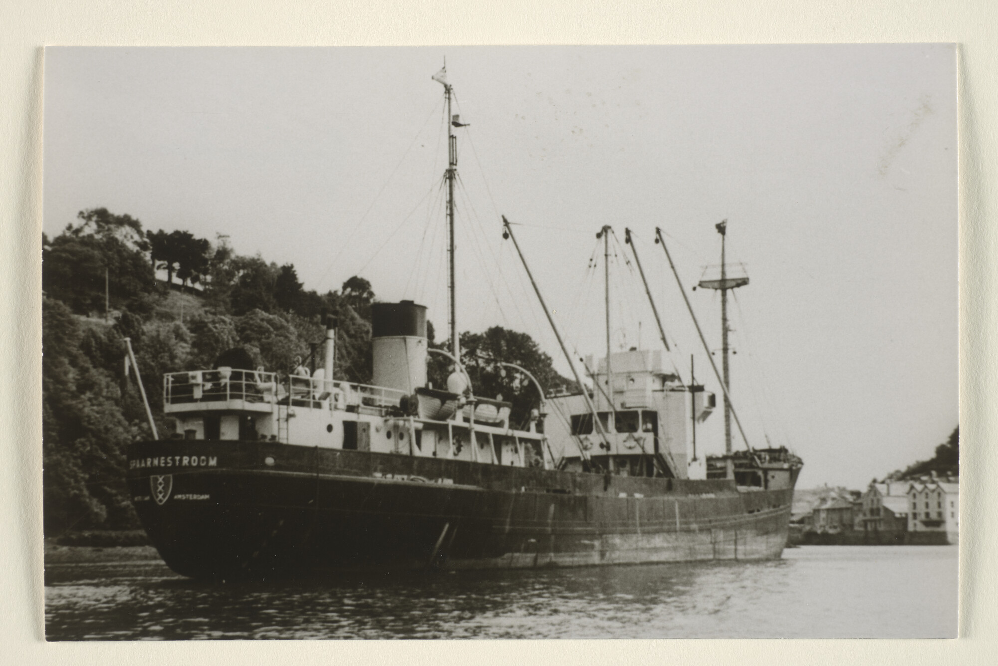 1995.6341; Het vrachtschip ms. Spaarnestroom (ex- Empire Deep en Starkenborgh) van de Hollandsche Stoomboot Maatschappij gezien op een (Engelse) rivier; foto