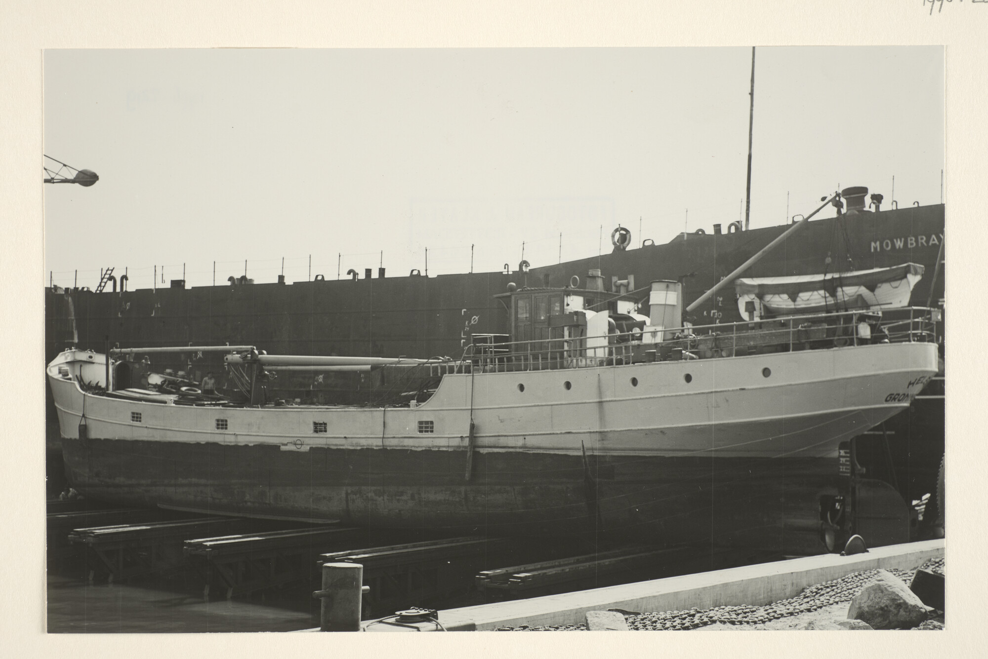 1996.2219; De coaster ms. 'Helena' van J. Pronk te Groningen [gebouwd in 1934 bij J. Vos & Zn; foto