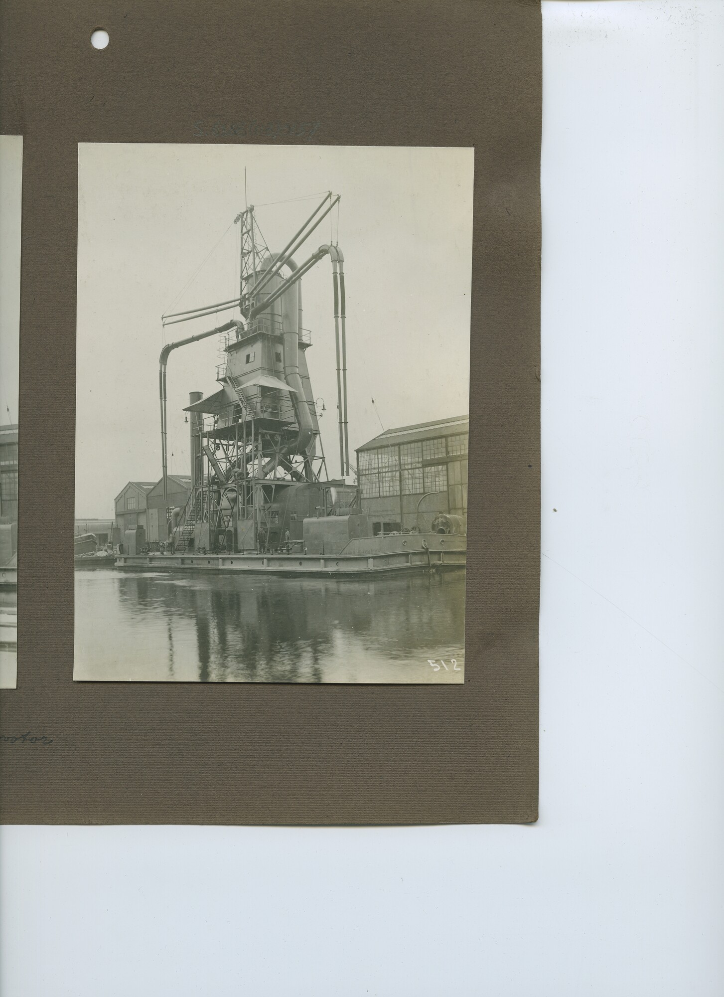 S.6386(113)0157; Foto van drijvende graanelevator; foto