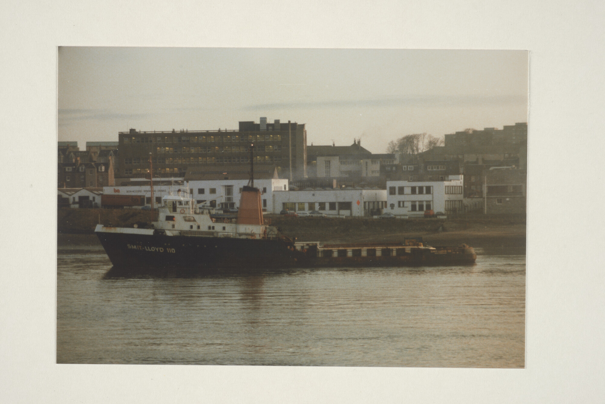 1997.4675; Kleurenfoto van het bevoorradingsschip 'Smit Lloyd 110' van Smit Lloyd BV; foto