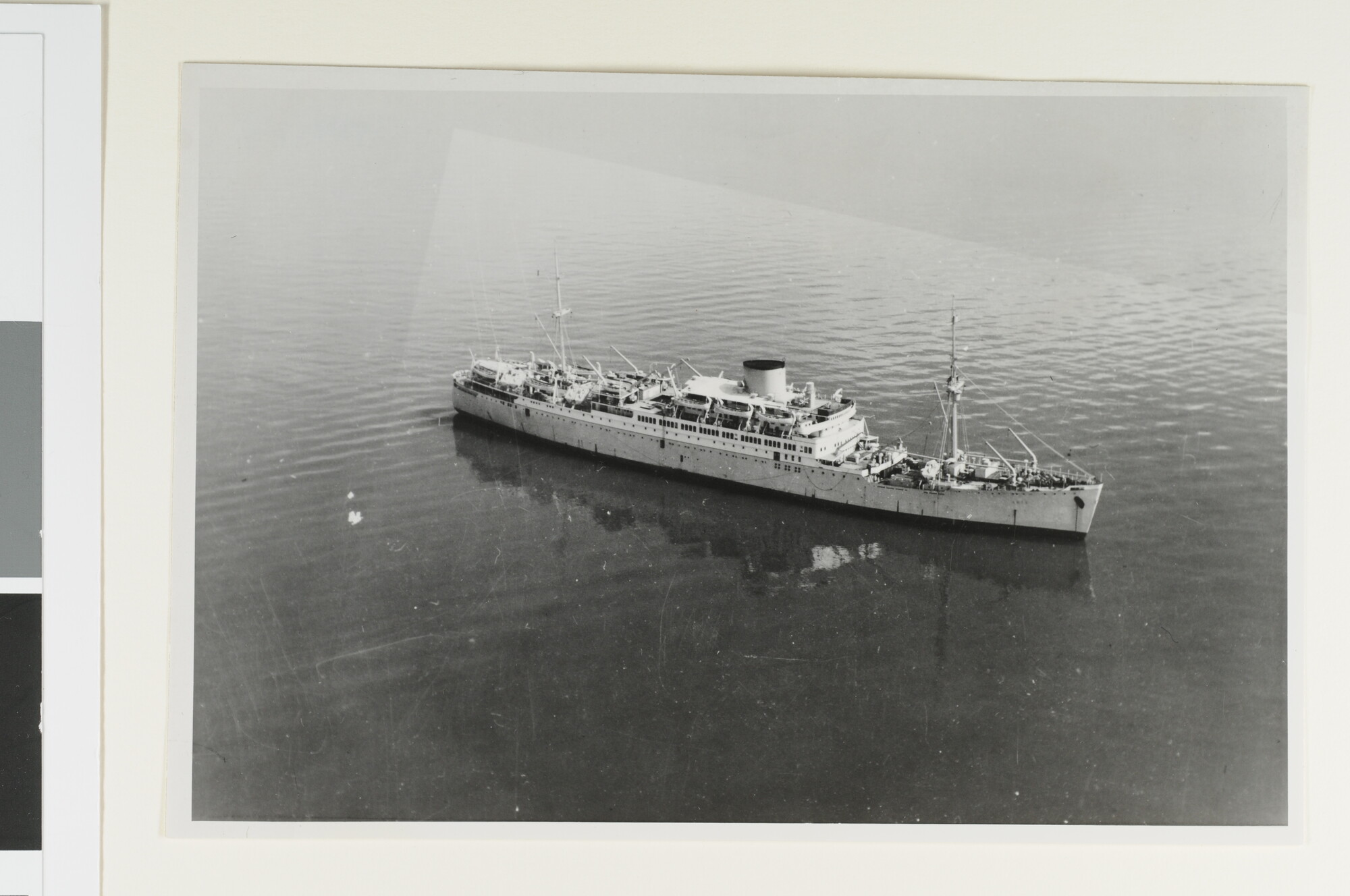 S.4380(04)427; Luchtfoto van ms. Tegelberg van de KPM voor anker bij windstil weer in tropische wateren; foto