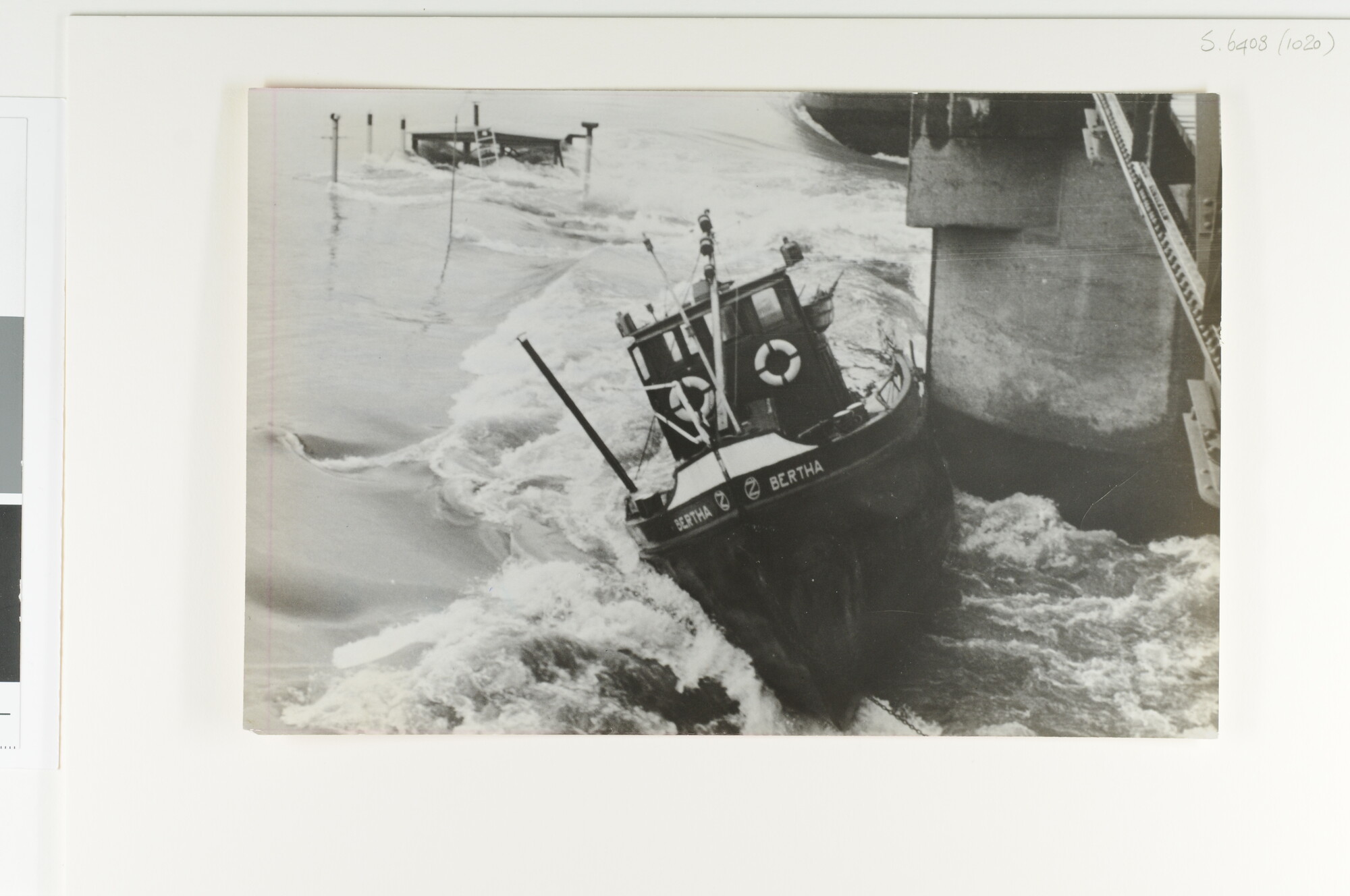 S.6408(1020); Het binnenvaartschip ms. 'Persiphone' en de sleepboot 'Bertha' zijn gezonken naast de stuw bij Borgharen [...]; foto