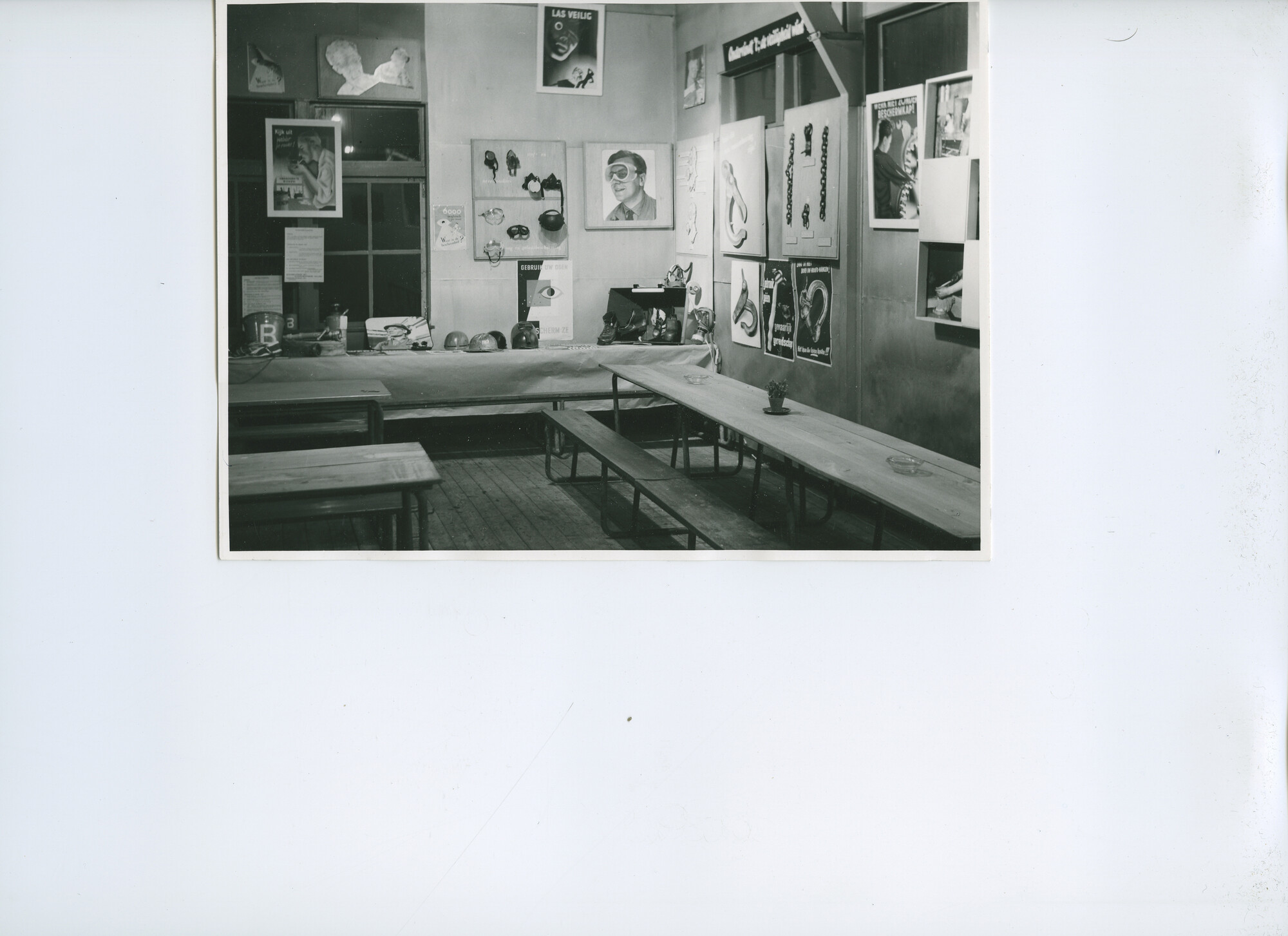 S.5621(01)1023; Foto van veiligheidstentoonstelling op de Oranjewerf.; foto
