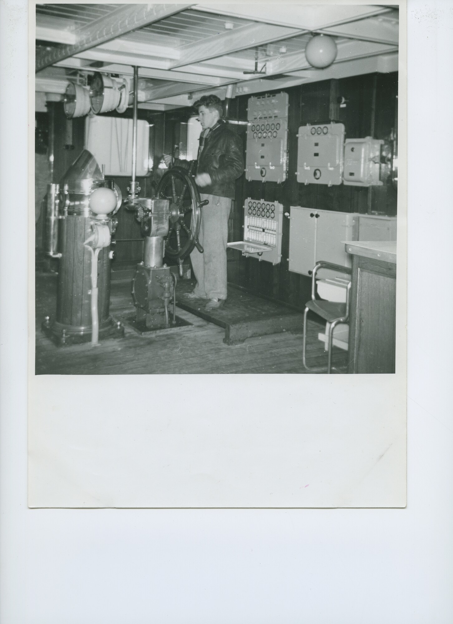 S.5621(01)0094; Foto van sleepkop - slibzuiger  "Pierre Henry Watier"; stuurhut.; foto