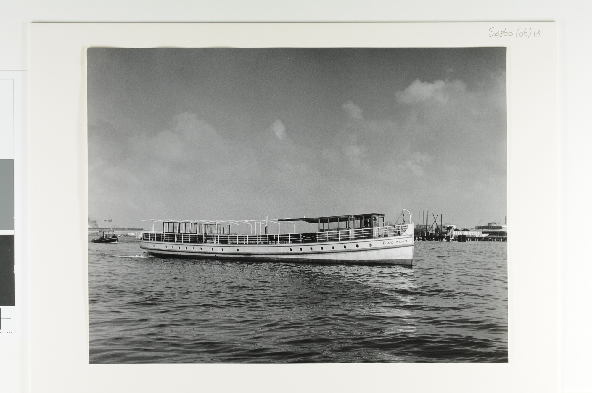 S.4360(06)18; Het passagiersschip ms. Eiland Marken van Reederij Koppe in Amsterdam [...]; foto