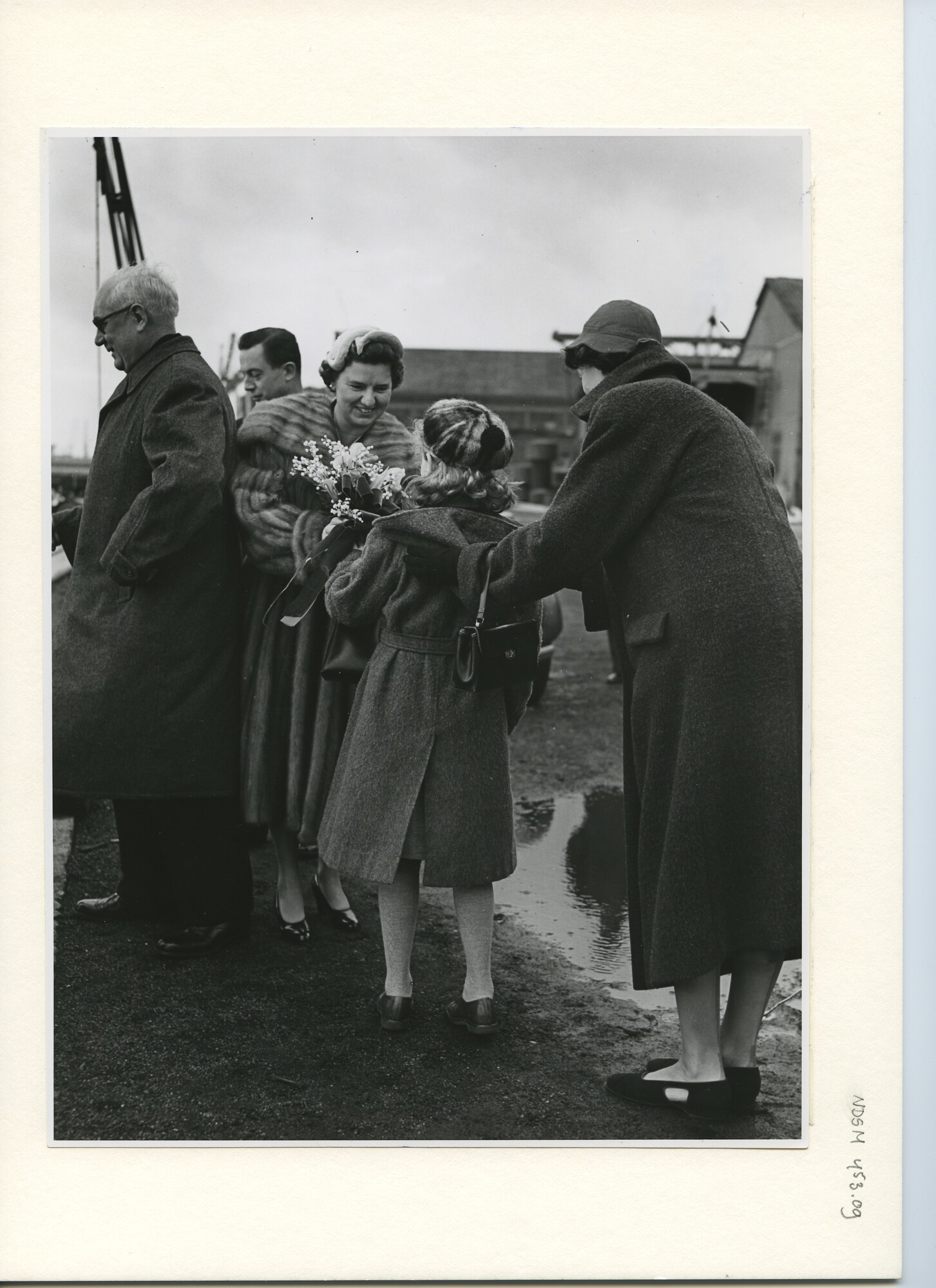 S.5444(2381)2; Foto van de tewaterlating en doop van de tanker ss. Khasiella van de Petroleum Maatschappij La Corona; foto