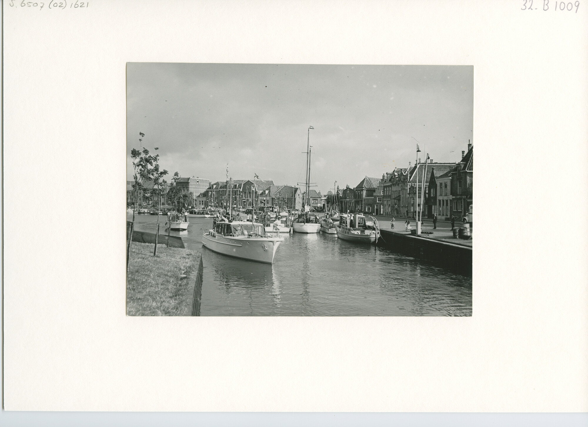 S.6507(02)1621.01; Zwart-wit foto van een Internationale motorboot-rally naar Enkhuizen; foto