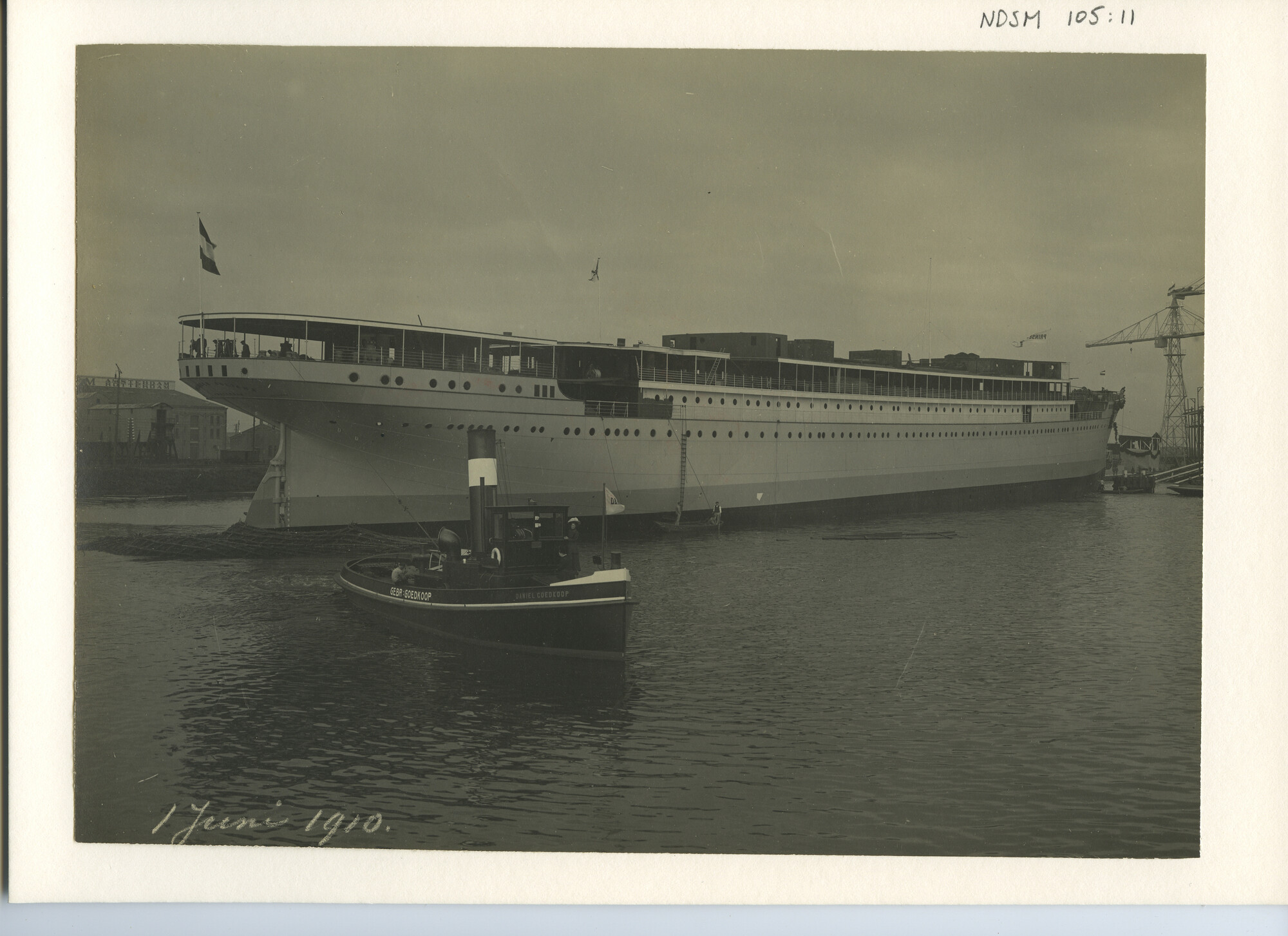 S.5444(00271)03; Foto van de tewaterlating van het mailschip ss. 'Prinses Juliana' van de SMN; foto