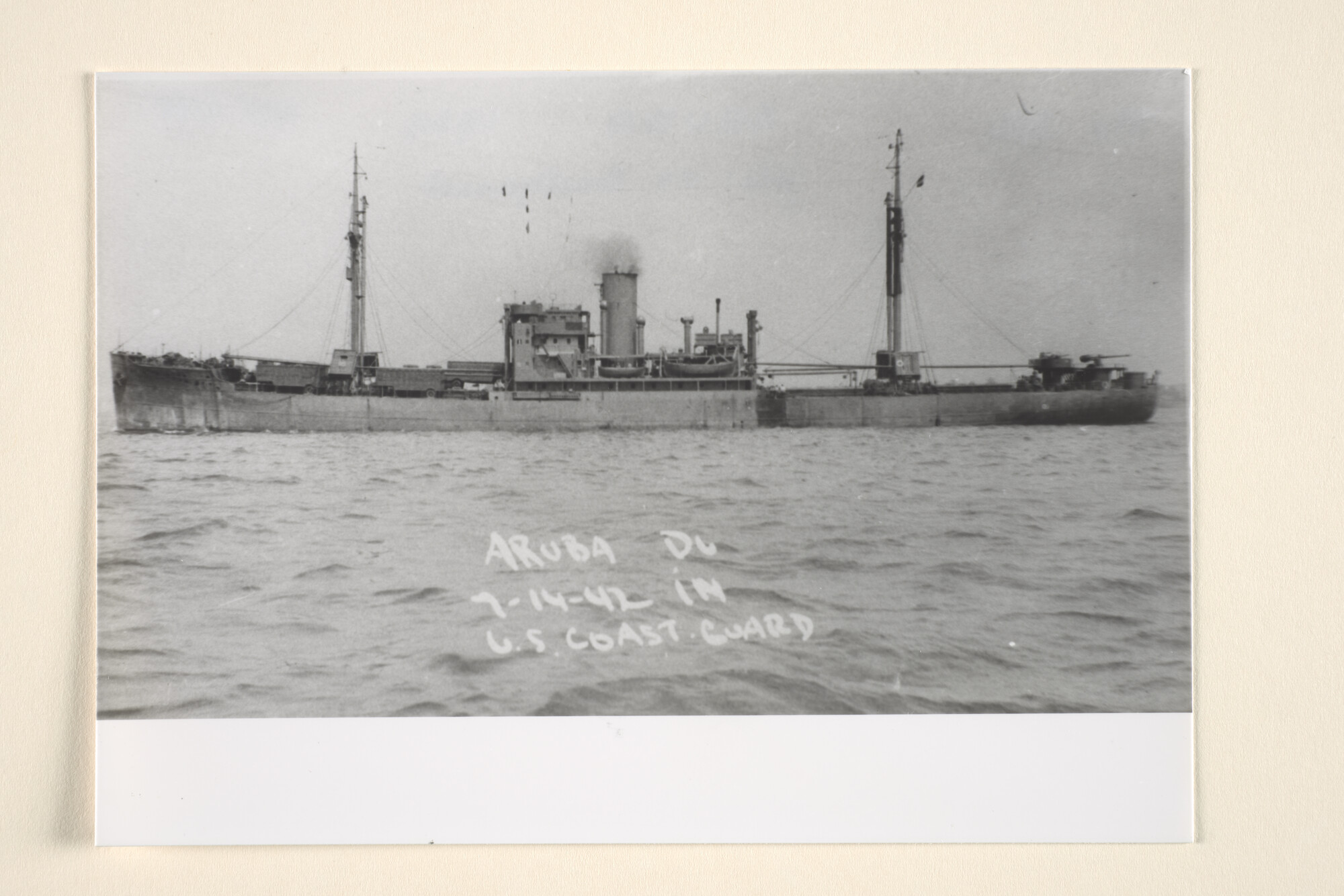 1995.6585; Het vrachtschip ms. Aruba van de KNSM in oorlogsgrijs op zee; foto