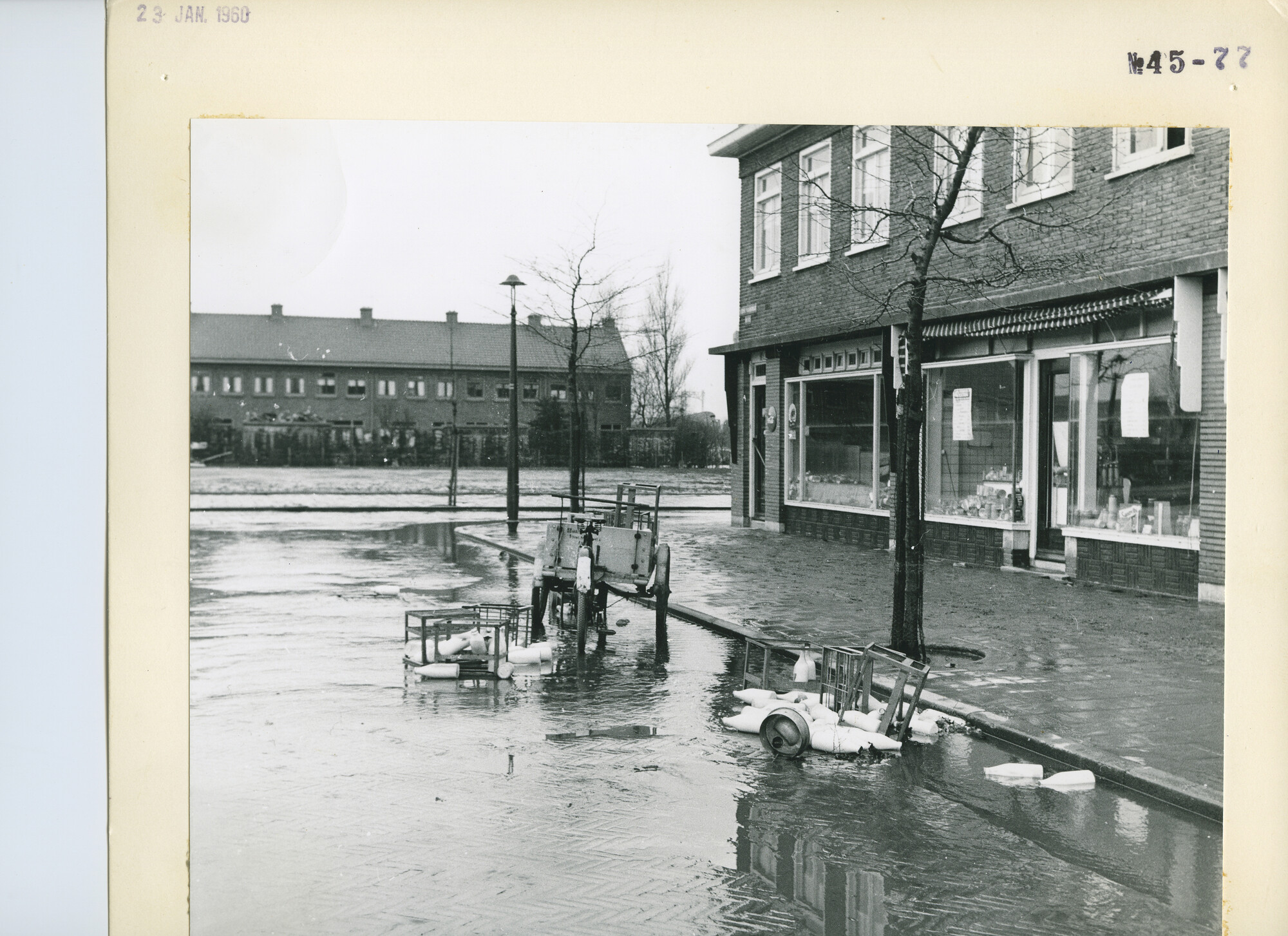 S.5444(3576)11; Foto van de hulpverlening door andere de NDSM; foto