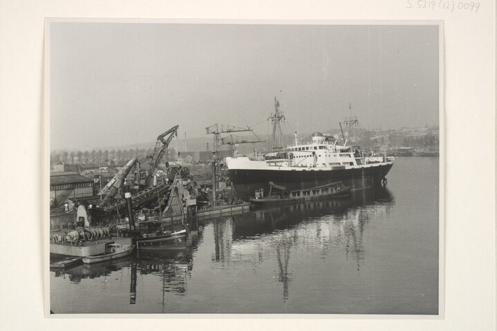 S.5219(12)0099; Foto's van het Franse (Laker) vrachtschip ms. 'Marquette' van de Cyprien Fabre Fraissinet te Marseilles bij de ASM; fotoreportage