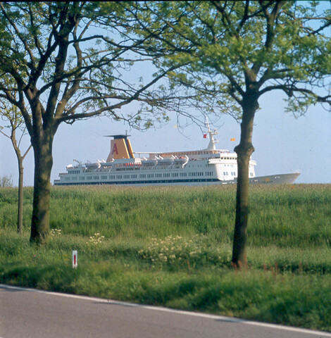 S.9100(6952); Dia van het Spaanse passagiersschip ms. 'Monte Toledo' van Naviera Aznar; diapositief