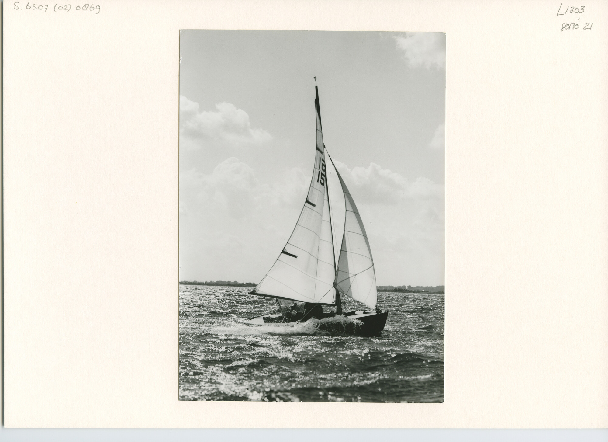 S.6507(02)0869.01; Zwart-wit foto van de Jeugdklasse met flinke wind opp de Loosdrechtse Plassen tijdens de Hollandweek I. Ondermeer nummers 111 ('Kluns' [...]; foto