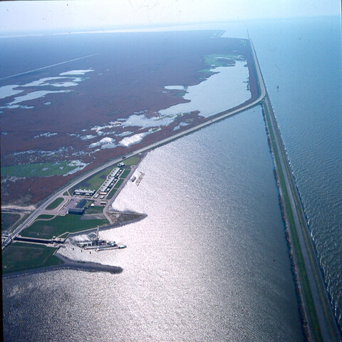 S.9100(7786); Dia (luchtfoto) van de dijk van de Markerwaard in het IJsselmeer; diapositief