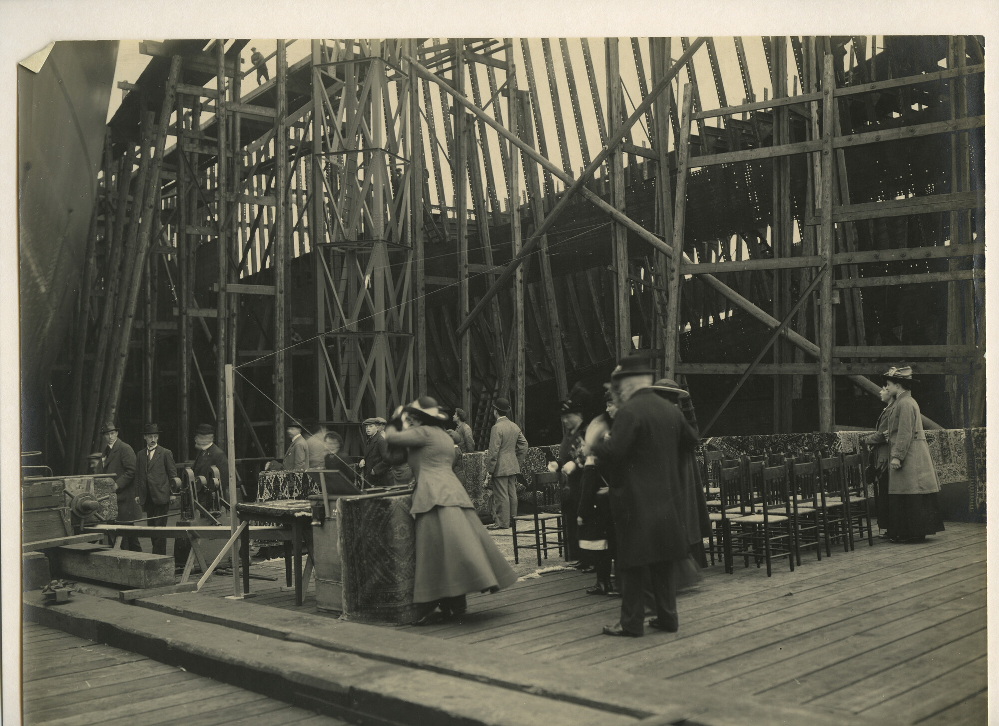 S.5444(0468)3; Foto van de tewaterlating van het vracht-passagiersschip ss. Tjisalak; foto