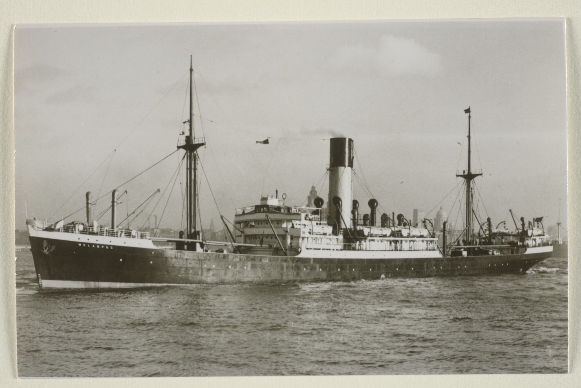 1995.5440; Het vrachtschip ss. 'Melampus' van de Nederlandsche Stoomvaart Maatschappij Oceaan, gezien in een buitenlandse haven; foto