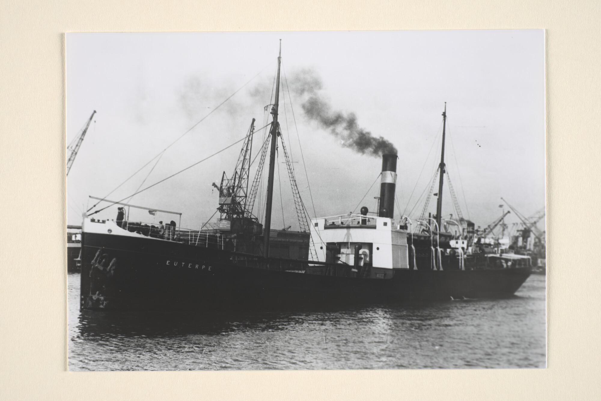 1995.6682; Het vrachtschip ss. 'Euterpe' van de KNSM vertrekt uit de Lekhaven in Rotterdam; foto