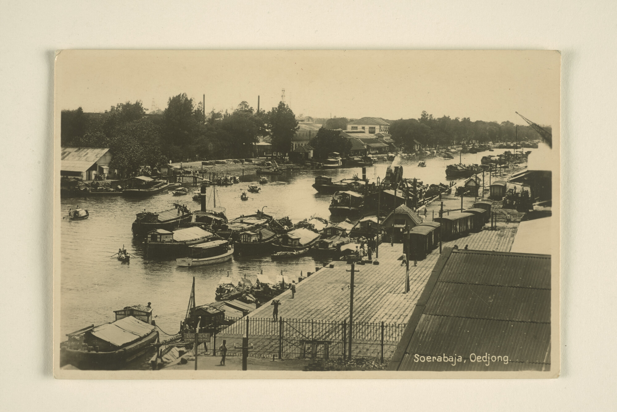 2014.0456; Prentbriefkaart van Oedjong, de monding van de Kali Mas rivier bij Soerabaja; prentbriefkaart