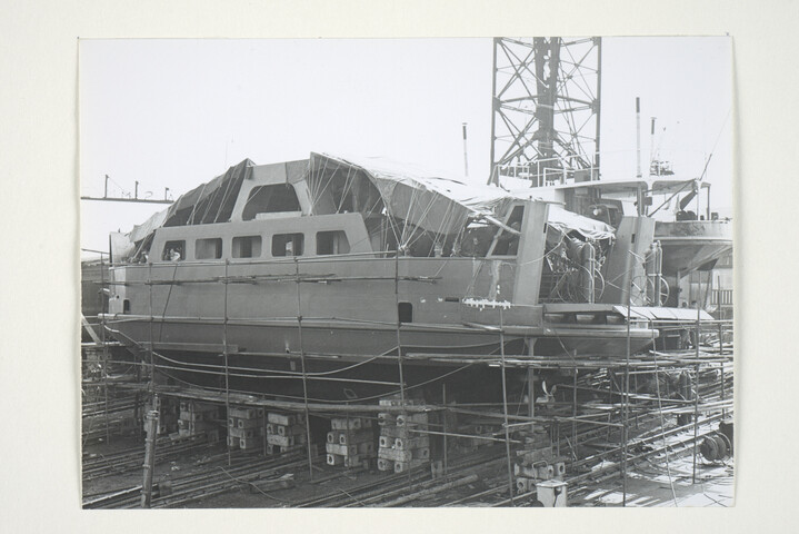 S.5219(12)0467; Foto's van de bouw van de 'Rijkspont Sluiskil' op de dwarshelling van de ASMbakboordaanzicht; fotoreportage