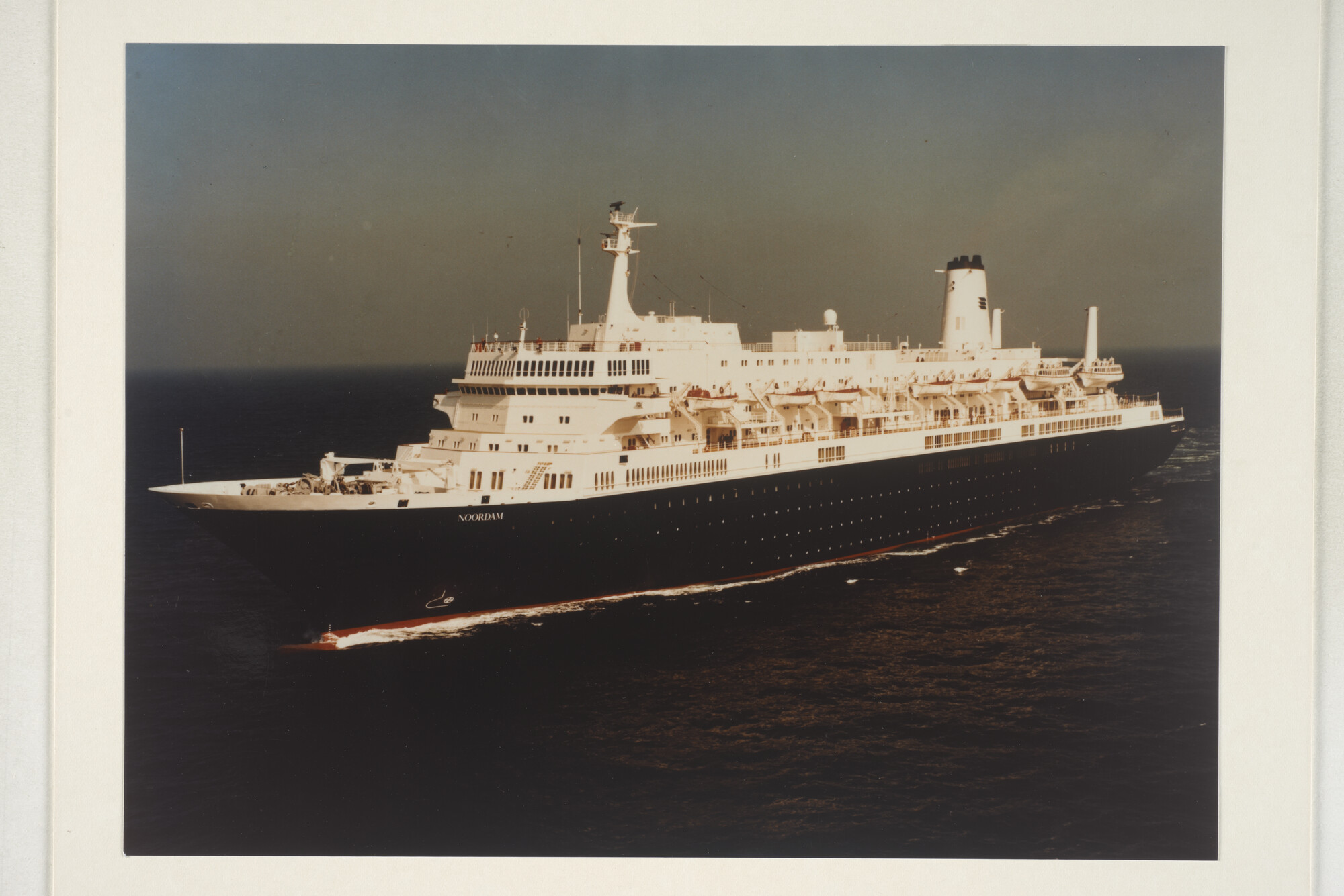 1994.5198; Luchtfoto van ms. Noordam van de Holland America Line op volle zee; foto