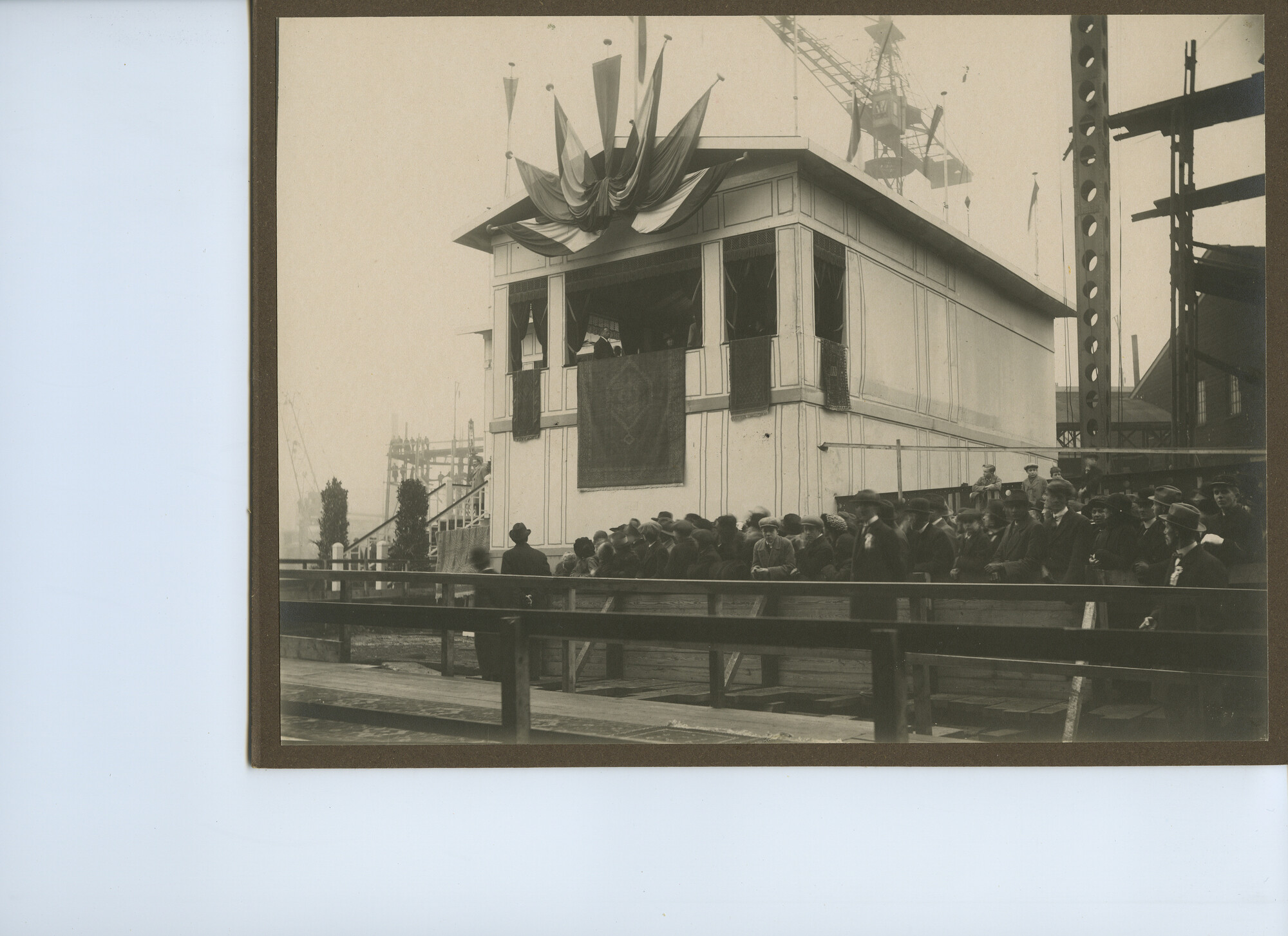S.5444(0490)3; Foto van de tewaterlating van de kruiser Hr.Ms. Sumatra; foto