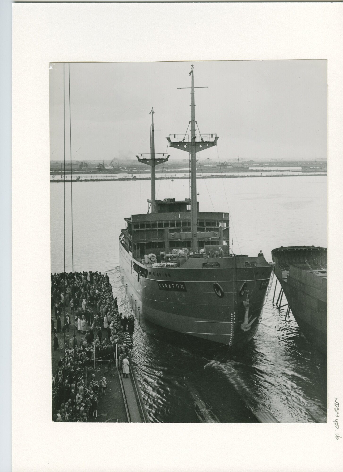 S.5444(1683)2; Foto van de tewaterlating van het vracht-passagiersschip ms. Karaton; foto