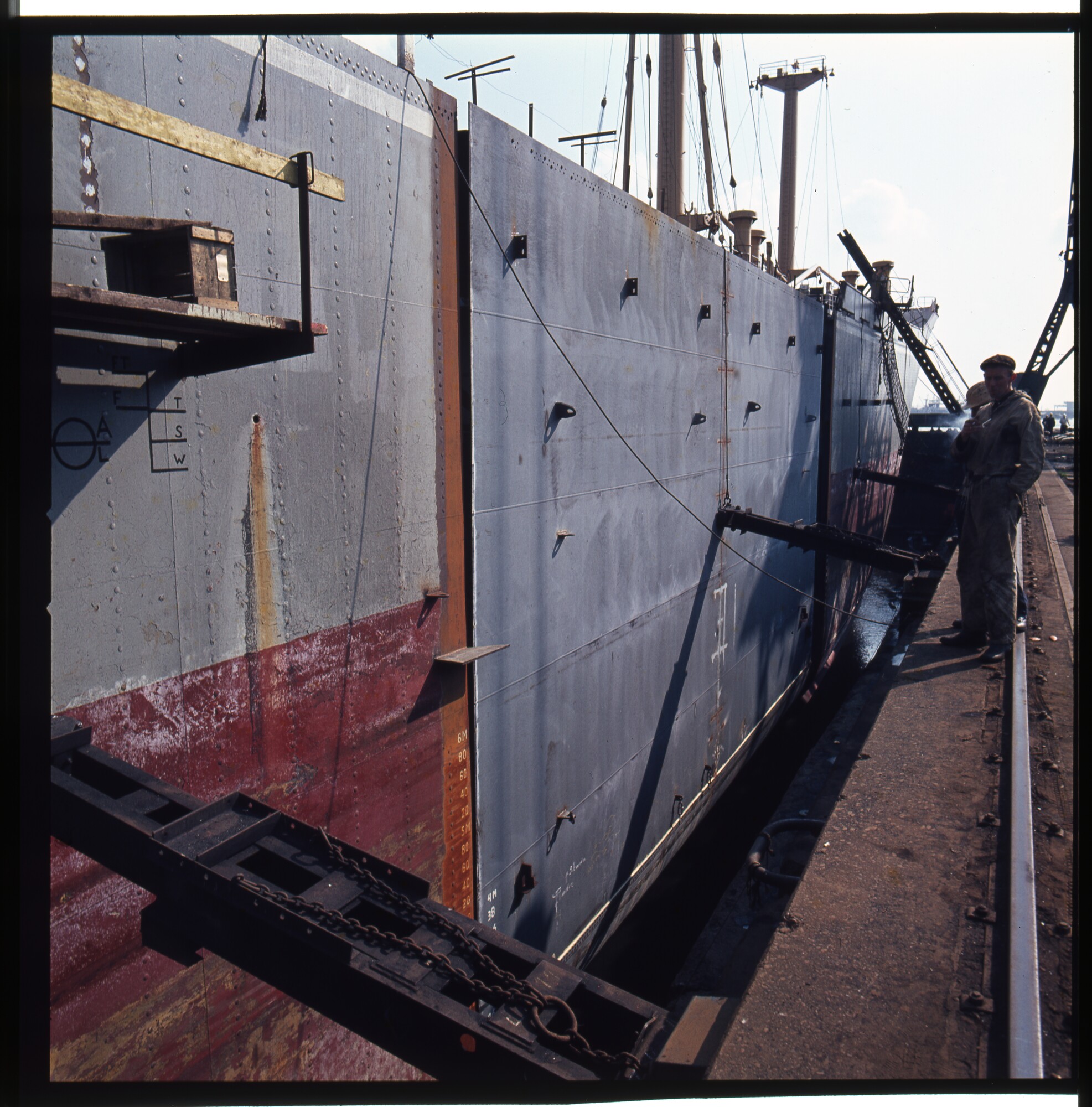 S.9100(4888); Dia van NDSM, platen worden met stempels op plaats gedrukt; diapositief