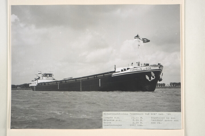 1994.1039; (Voorheen) Album met fotos van bij Scheepswerf Van Goor Monnickendam; fotoalbum