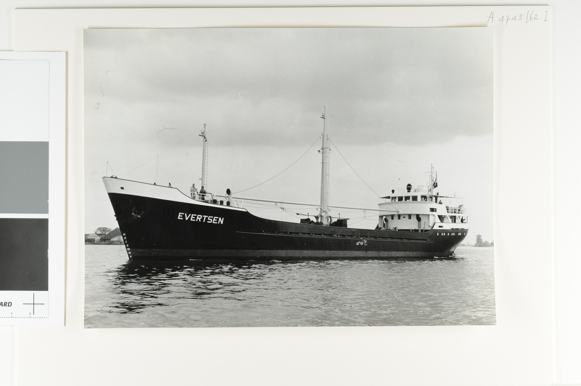 A.4743(62); De coaster ms. 'Evertsen' van J. Vermaas' Scheepvaart Bedrijf te Rotterdam; foto