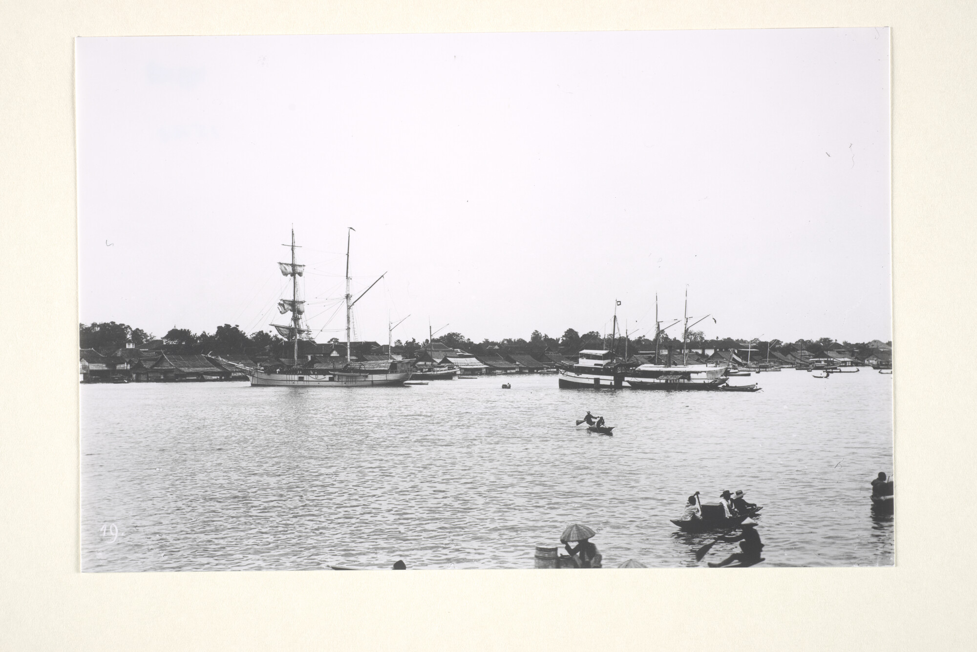 1997.1128; Foto's met het gezicht op de Moesi-rivier te Palembang; fotoreportage