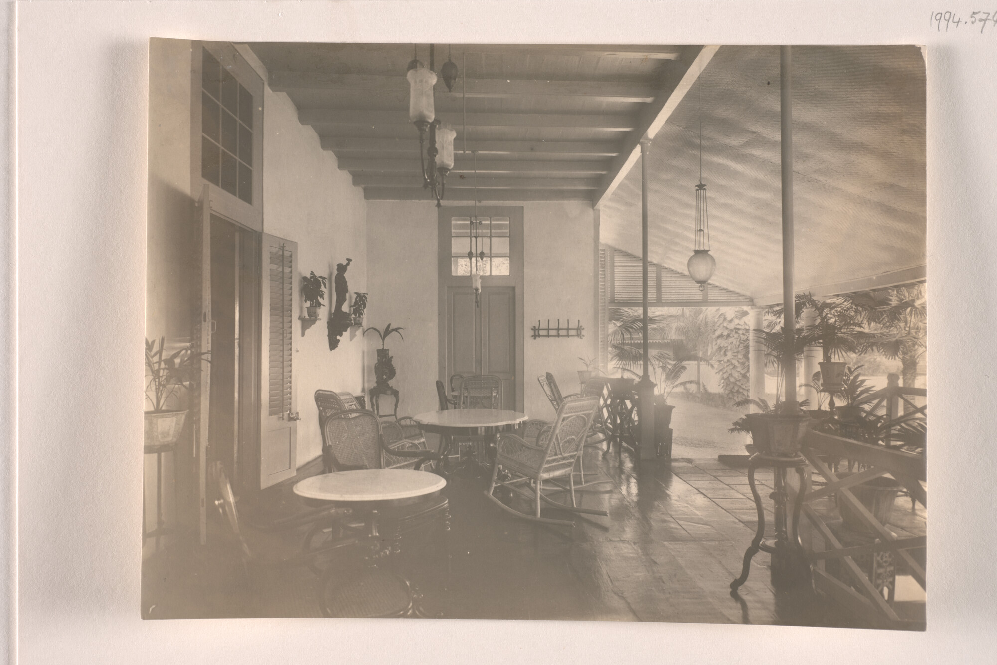 1994.5748; Fotos van de omgeving en interieurfotos van het Paketvaarthuis in Batavia; fotoreportage