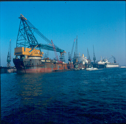 S.9100(8615); Dia van het kraanschip Pearl Marine (ex- Germinal) bij de ADM-Oost [...]; diapositief