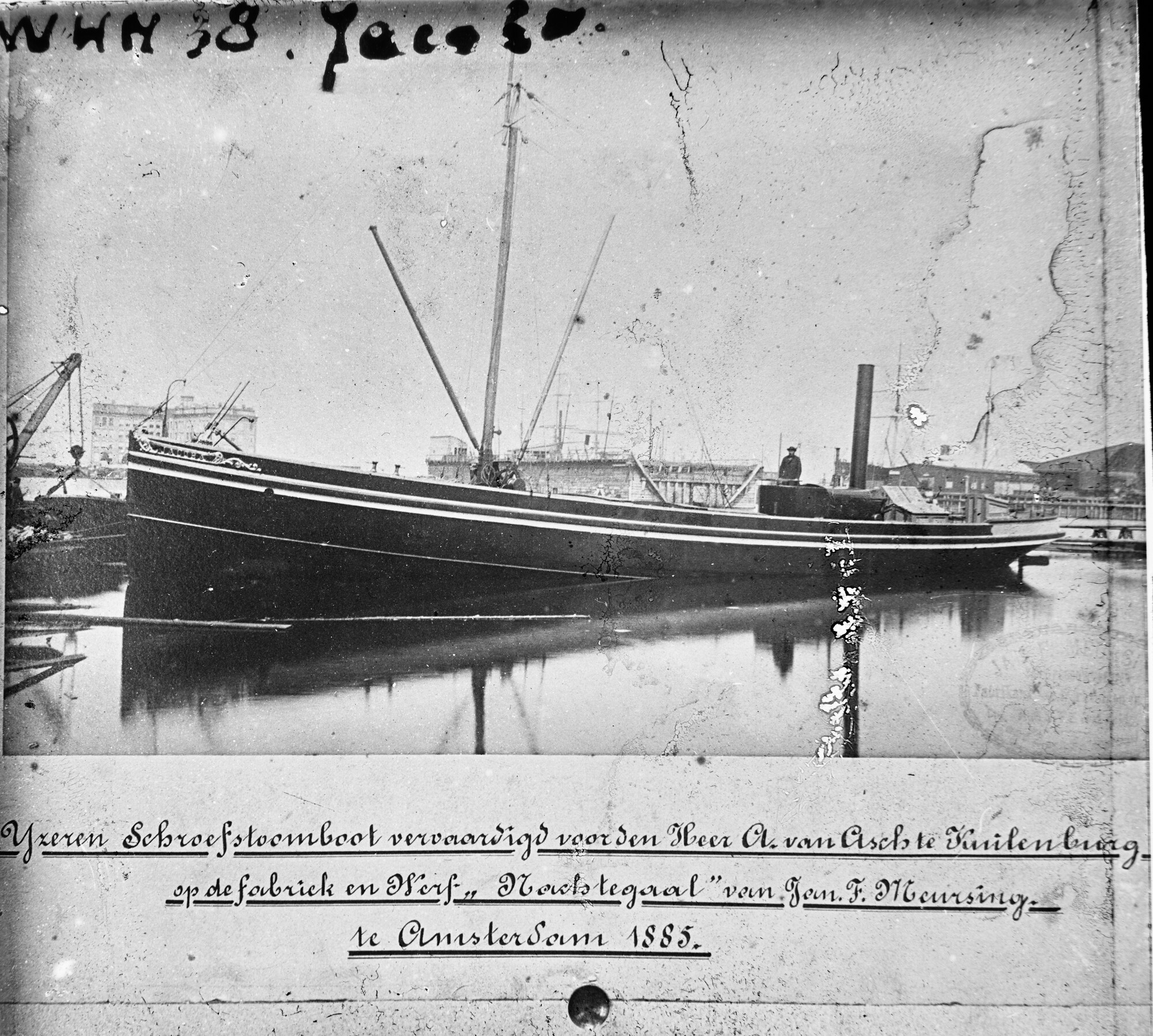 S.1156(06)010; Het ijzeren vrachtschip ss. 'Jacoba', gebouwd in opdracht van de heer A.van Asch van Wijk te Kuilenburg op de werf 'De Nachtegaal', 1885; lantaarnplaatje