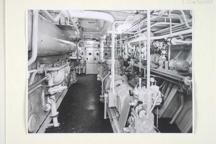 S.5219(12)0363; Interieur van de machinekamer van het koelschip ms. Silver Comet [...]; foto