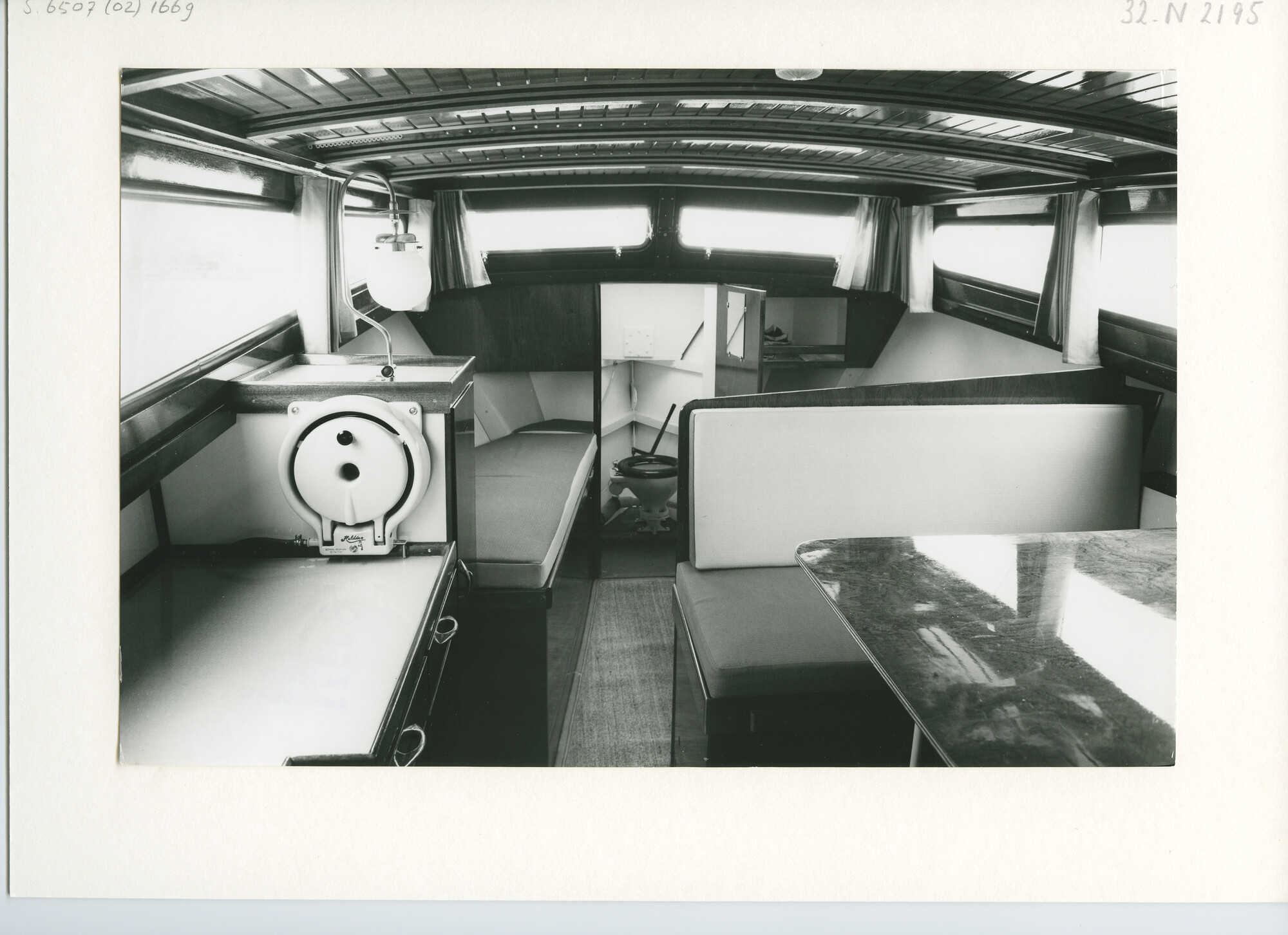 S.6507(02)1669.05; Zwart-wit foto van de circa 8 meter lange stalen Waterlandkruiser Anais uit Wassenaar; foto