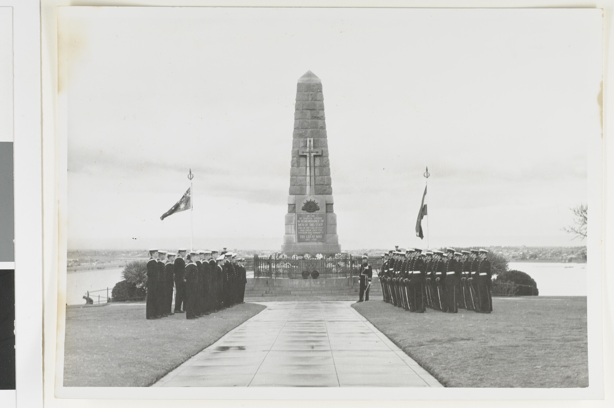 1992.1536; Kranslegging door de Commandant Smaldeel 5 (CSML5) bij het War Memorial in Australië; foto