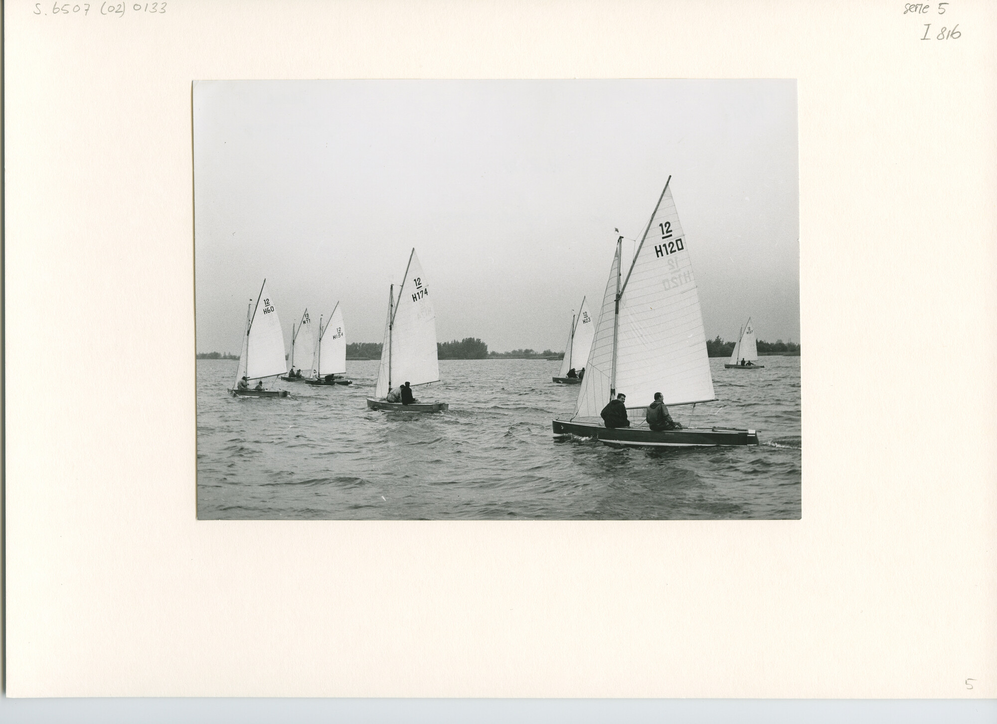 S.6507(02)0133.01; Zwart-wit foto van de 12m² klasse op de Westeinderplassen en tijdens de Hollandweek II; foto