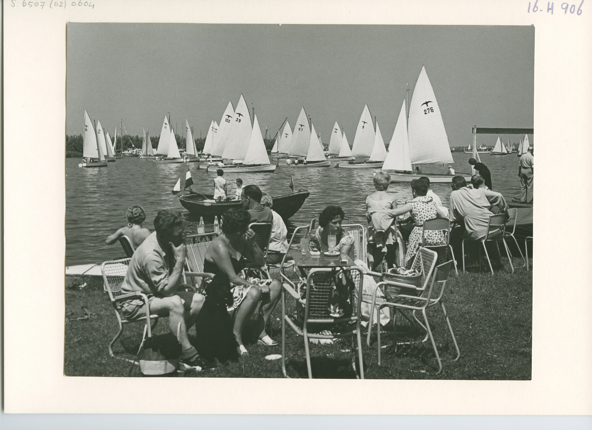 S.6507(02)0604.03; Zwart-wit foto van de Valkenklasse tijdens een wedstrijd op de Westeinderplassen en tijdens de Kaagweek 1955; foto
