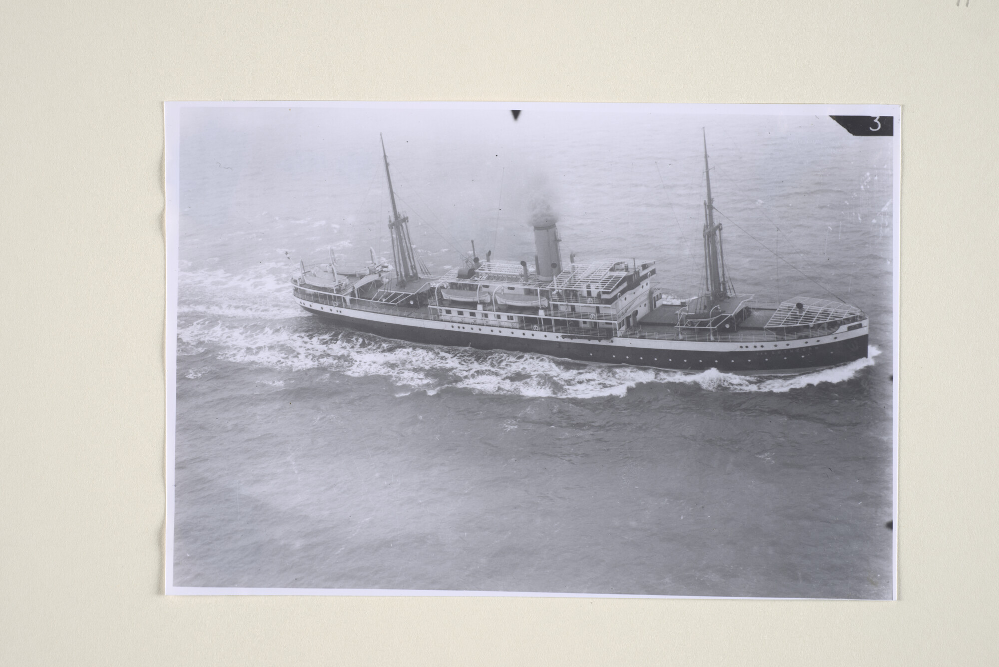 1994.1867a; Een luchtfoto van het ss. 'Van Outhoorn' op volle zee in Europese wateren; foto