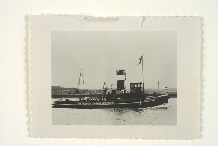 S.5219(12)0001; De stoomsleepboot Antoinette W. Goedkoop; foto