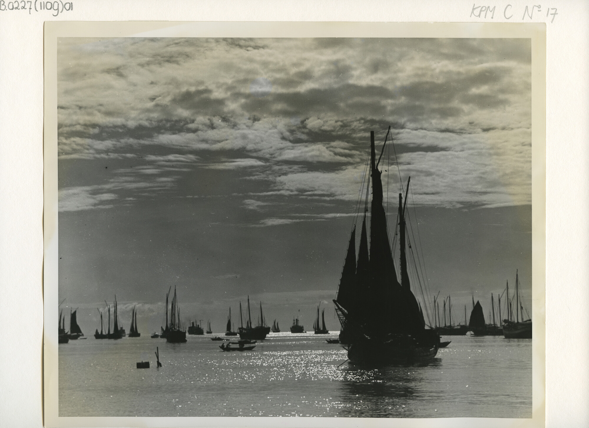 B.0227(1109)01; Foto van vissersschepen in de haven van Singapore; foto