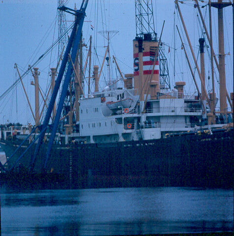 S.9100(8821); Dia van het Indonesische vrachtschip ms. 'Pratita' uit Jakarta; diapositief