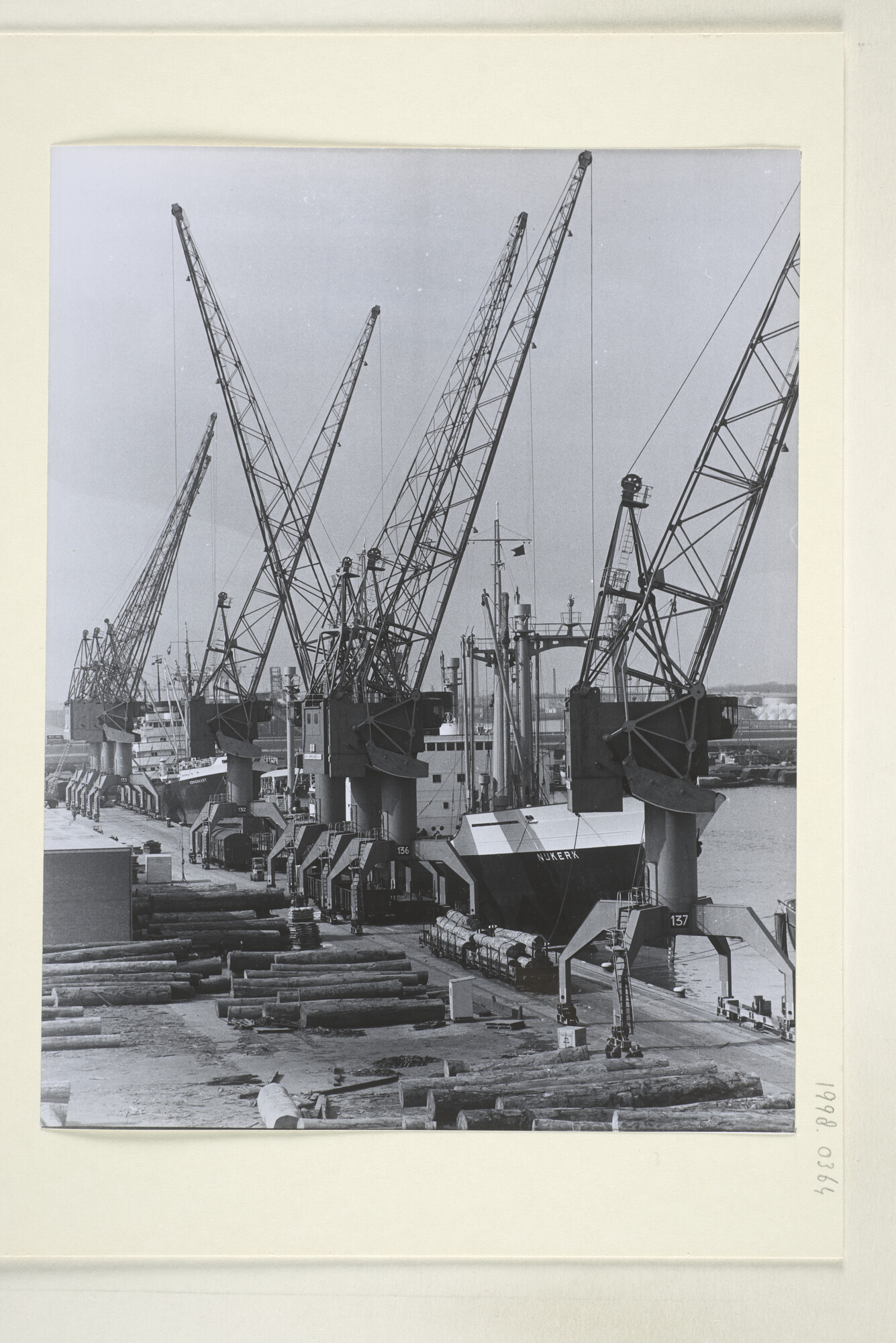 1998.0364; Gezicht op de havenkade aan de Vlothaven te Amsterdam, maart 1969; foto