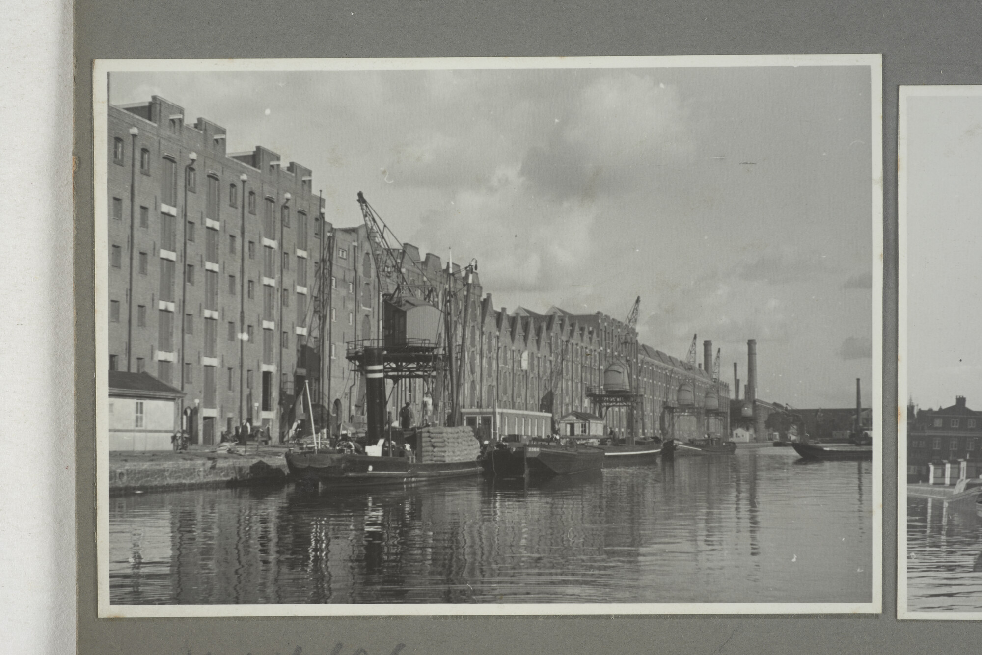 1998.2177; Omslag/ album met een grote hoeveelheid proeffoto's gemaakt door mw. A.M. Wolff-Koller in opdracht van de Gemeente Handelsinrichtingen in Amsterdam; omslag